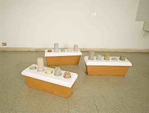 Römische Kiste 1-3, Keramik, Beton, Pigmente, Styropor, 1995, Erwin Holl